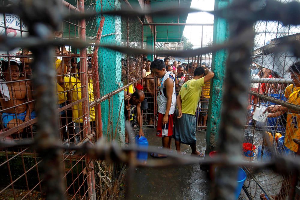 Presos de una cárcel tras la huída masiva de 150 presos en la provincia Cotabato, al sur de Fiipinas.
