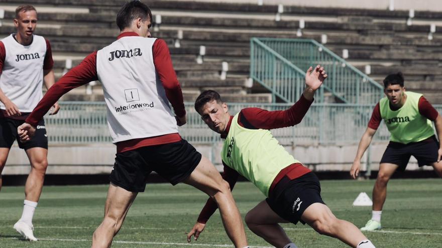 Pedro Ortiz y Ander Yoldi pugnan por el esférico en la sesión de este martes.