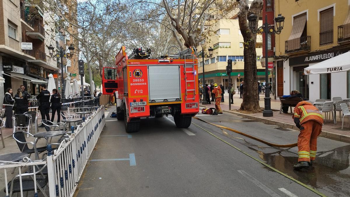 Los bomberos trabajan junto a la finca en la que han ocurrido los hechos.