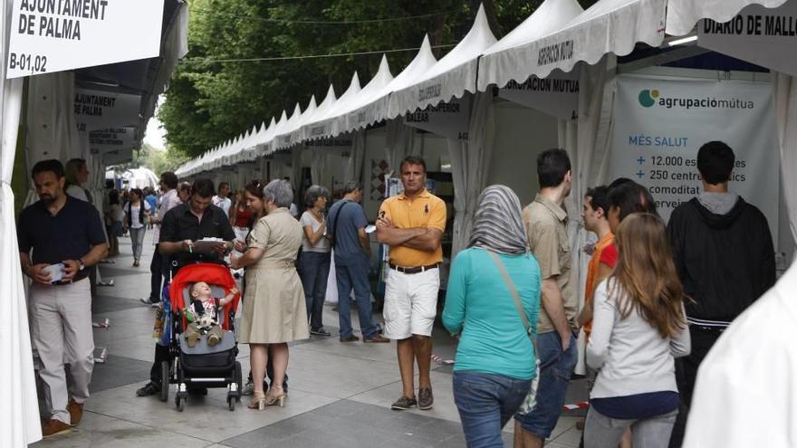 La Fira del Llibre volverá a instalarse en el Passeig des Born. En la imagen, un momento de la edición de 2009.