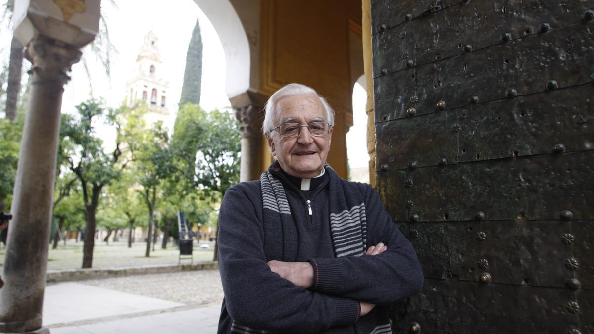 Manuel Nieto Cumplido, en la entrada al Patio de los Naranjos de la Mezquita-Catedral de Córdoba.