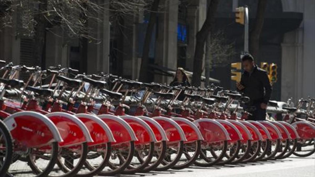 SOSTENIBLE Aparcamiento de Bicing en el centro de Barcelona.