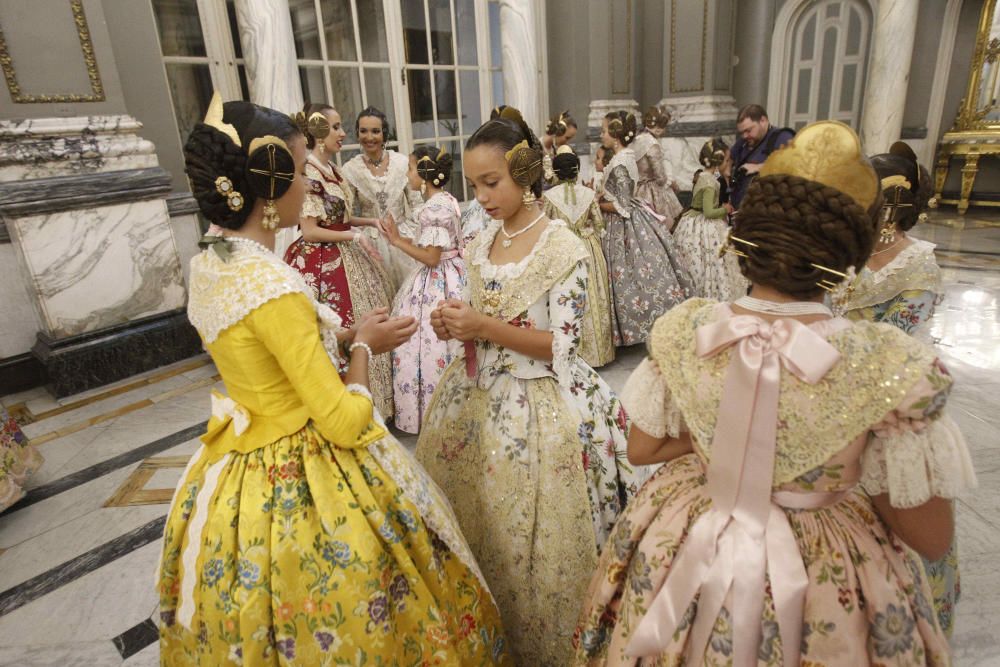 Las cortes de honor ensayan la proclamación de las falleras mayores