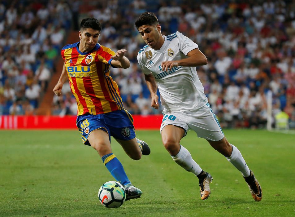 Instantes del partido disputado ayer entre el Valencia CF y el Real Madrid.