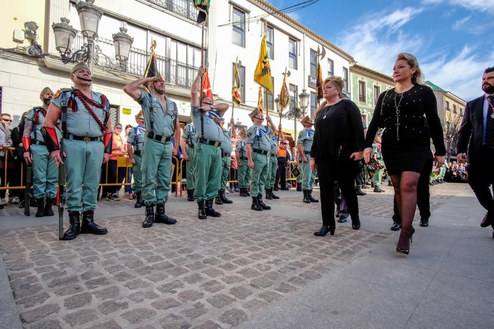 Multitud de público arropó la procesión organizada por la Hermandad del Calvario de Elda, en la que sesenta exlegionarios portaron a hombros el trono.