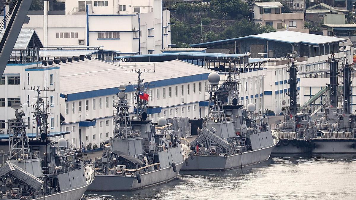 Buques de combate de la Armada de Taiwán anclados en un puerto de la ciudad de Keelung, Taiwán, 5 de agosto de 2022.