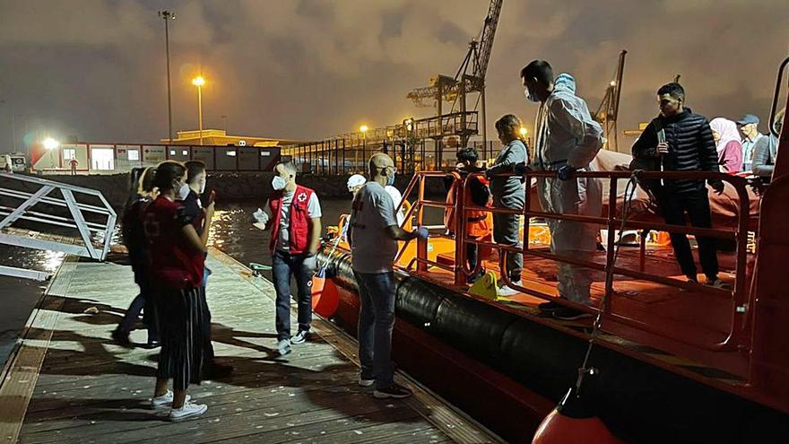 Tres pateras más elevan a 150 los rescatados en aguas de Alicante