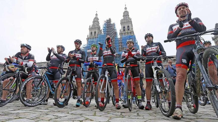 Ciclistas concentrados, ayer, en la Praza do Obradoiro, en Santiago.