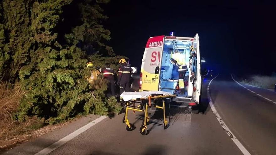 Los bomberos rescatan a la mujer del interior de su vehículo.