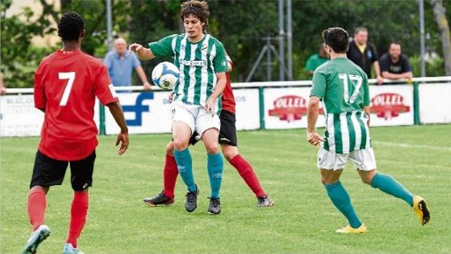 El jugador de la Jonquera Henry intenta controlar la pilota davant la mirada atenta de Buba (Santboià) i Fran Pérez (la Jonquera).