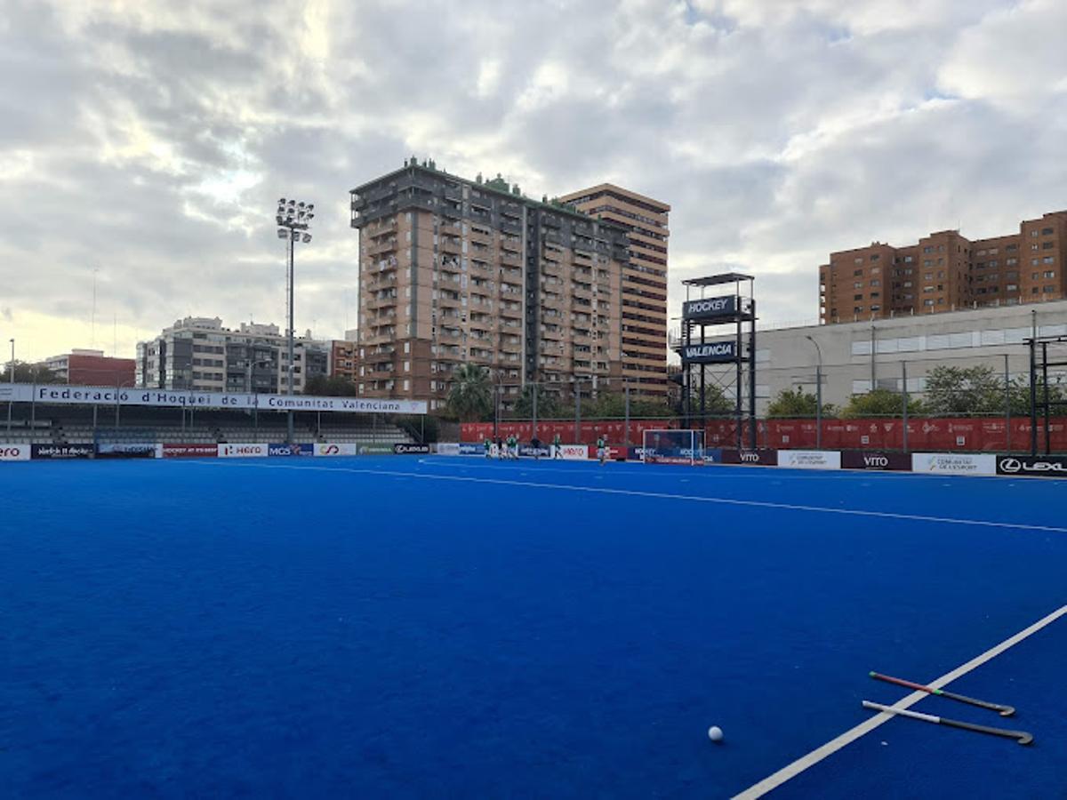 El Poliesportiu Verge del Carme-Beterocuenta con el primer campo de hockey hierba azul del mundo.