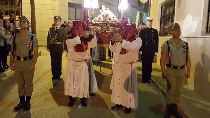 Los militares escoltando el paso del Santo Sepulcro el Viernes Santo.