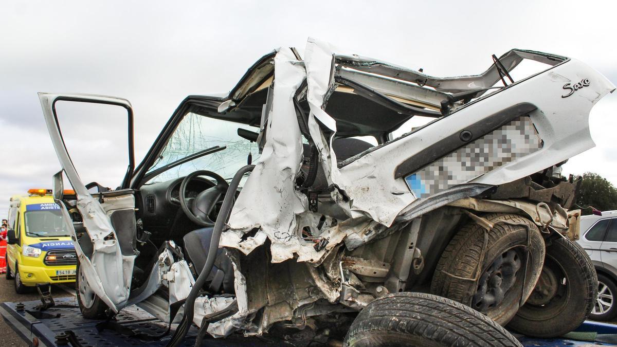 El vehículo en el que viajaban las dos personas fallecidas, tras el impacto.