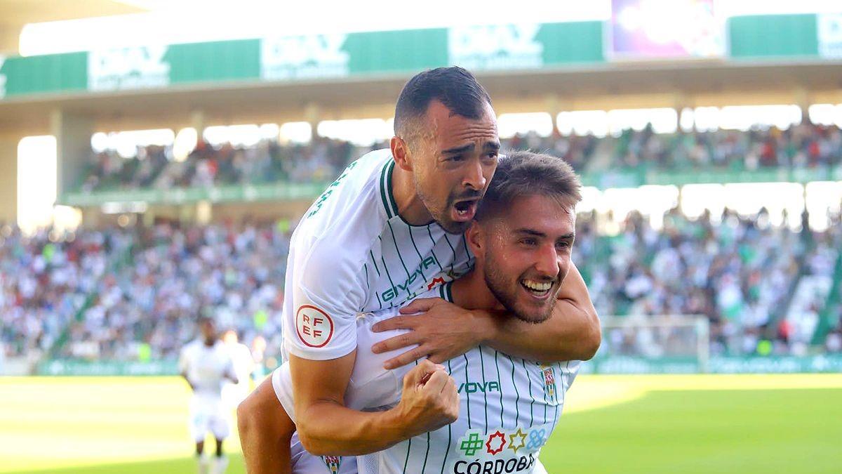 Miguel De las Cuevas celebra un gol esta temporada junto a Antonio Casas.