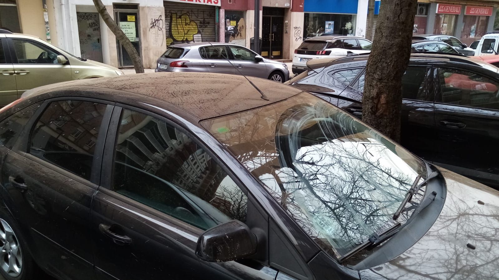 Un coche cubierto por la calima.