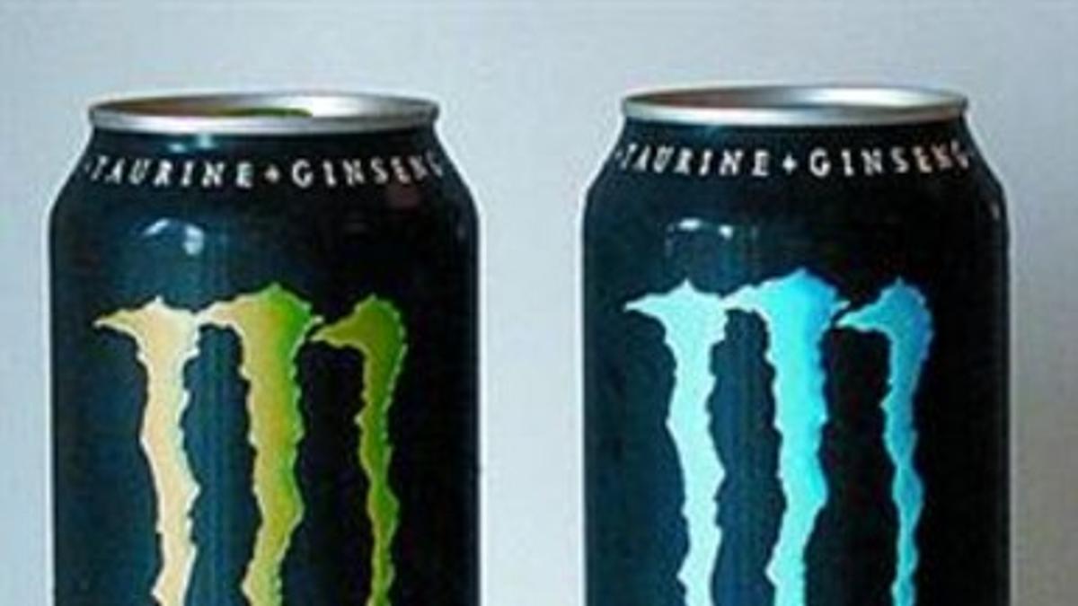 Dos latas de bebidas Monster.