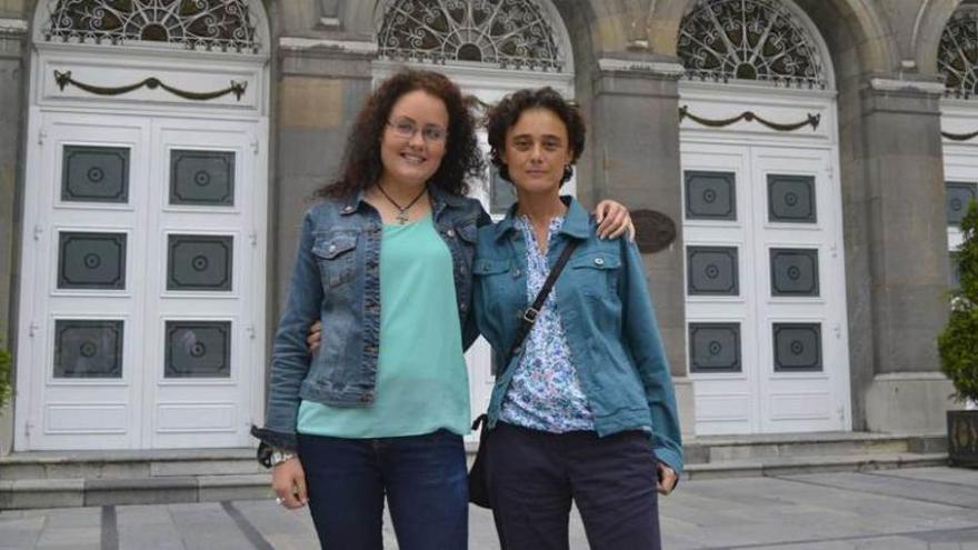 Lucía Menéndez y Susana García, ayer, ante las puertas del teatro Campoamor de Oviedo.