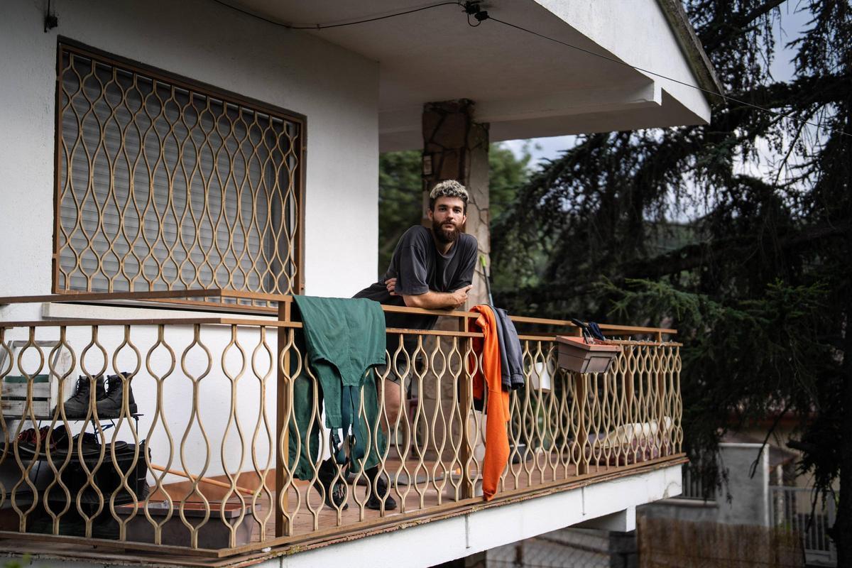 Retrato de Aaron Vázquez Marin de 28 años, bailarin de danza Contemporanea con su perro Nigiri