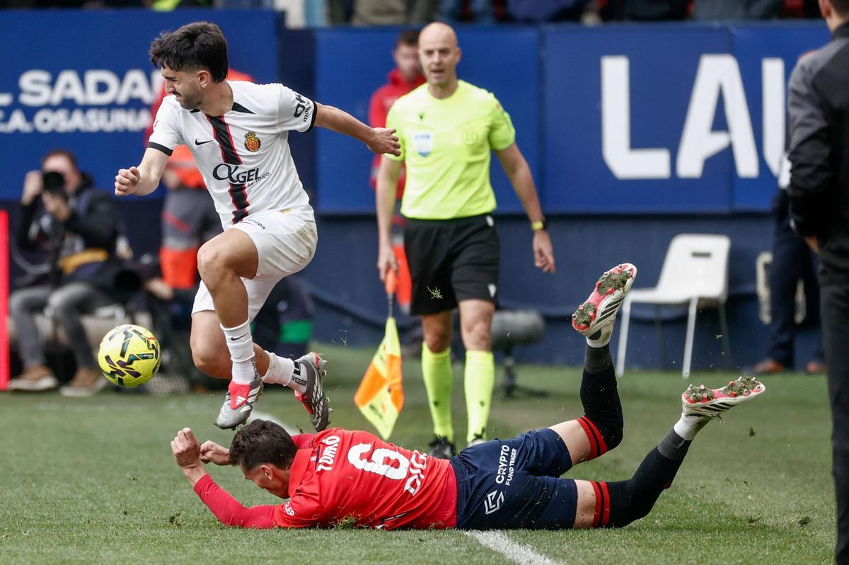 Morlanes se lleva el balón ante Lucas Torró en el partido en El Sadar