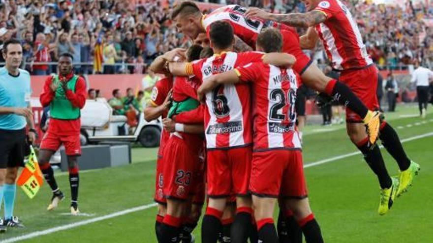 Els jugadors del Girona celebrant el gol de Portu que va donar la històrica victòria contra el Madrid del diumenge passat.