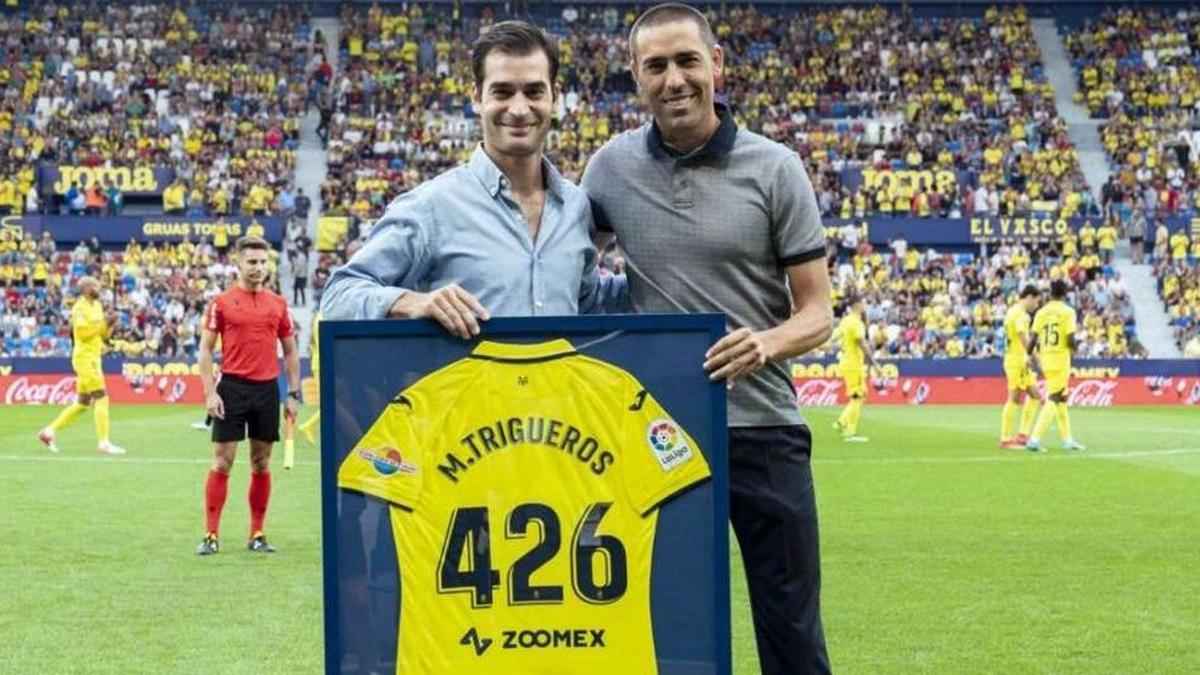 Trigueros, tras superar a Bruno y recibir la camiseta conmemorativa del Villarreal en el presente ejercicio 2022/23.