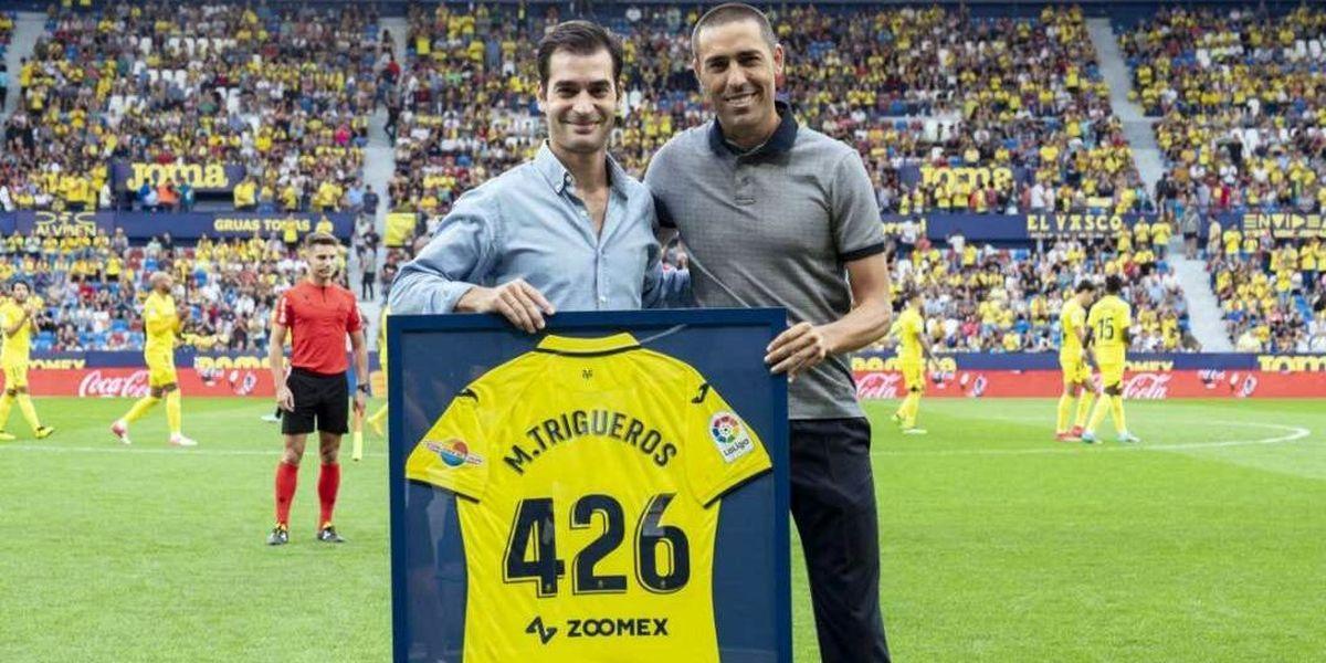 Trigueros, tras superar a Bruno y recibir la camiseta conmemorativa del Villarreal en el presente ejercicio 2022/23.