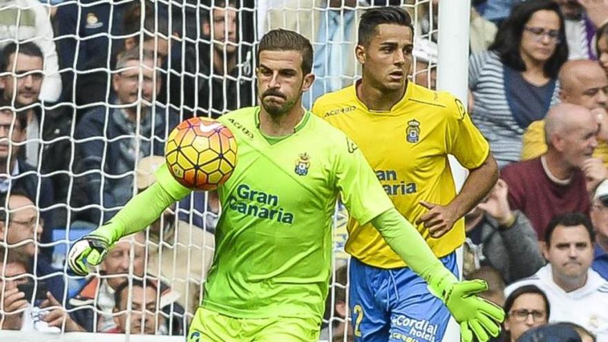 Javi Varas, en el Bernabéu, saca de portería. En segundo plano, el lateral David Simón.