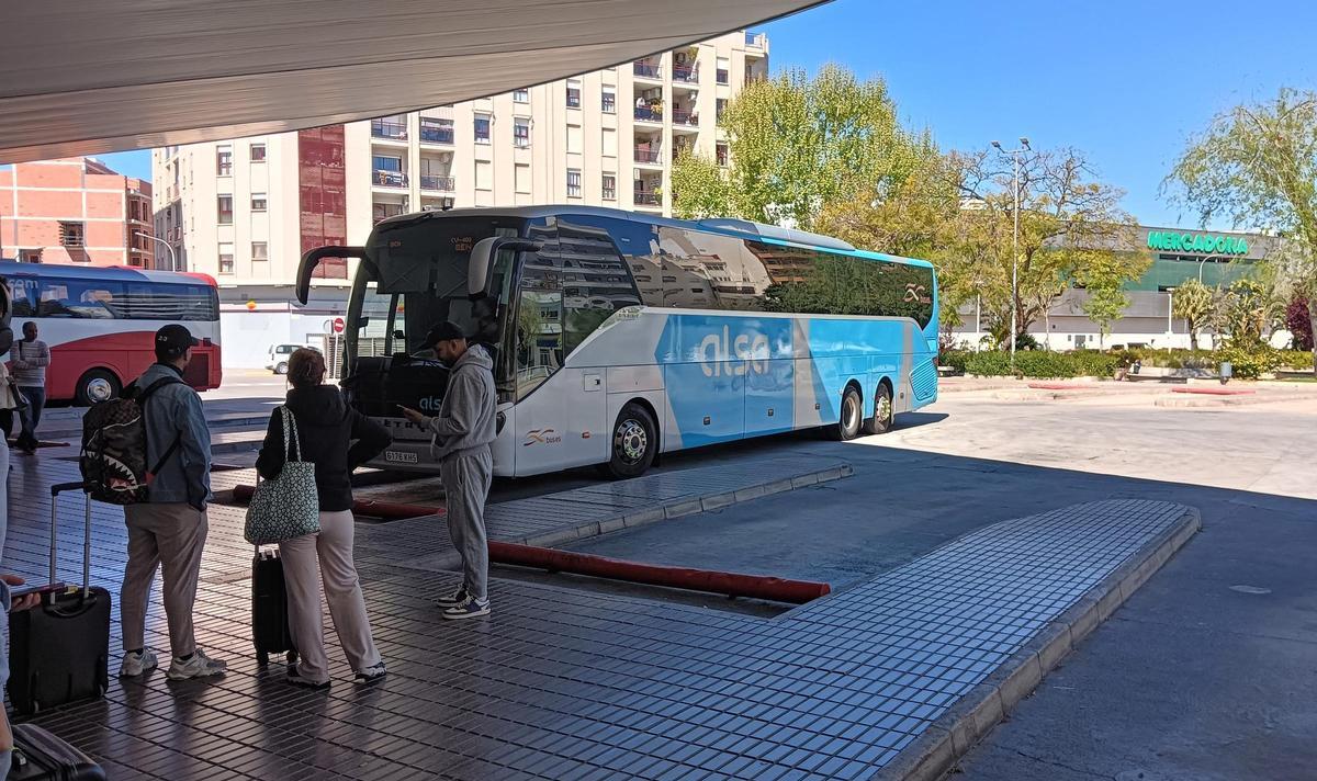 La estación de Gandia, arriba en una imagen del viernes, está muy concurrida estos días de Semana Santa.