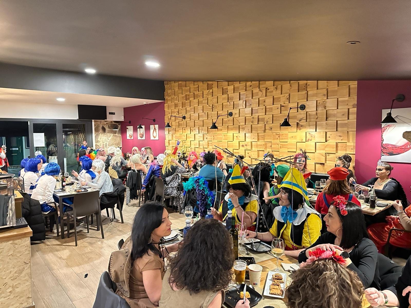 Asistentes a la fiesta del Xoves de Comadres desarrollada en la tapería restaurante O 48 da Platería.