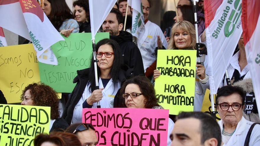 Más de 6.000 médicos murcianos calientan para la tercera semana de huelga del año que arranca el lunes