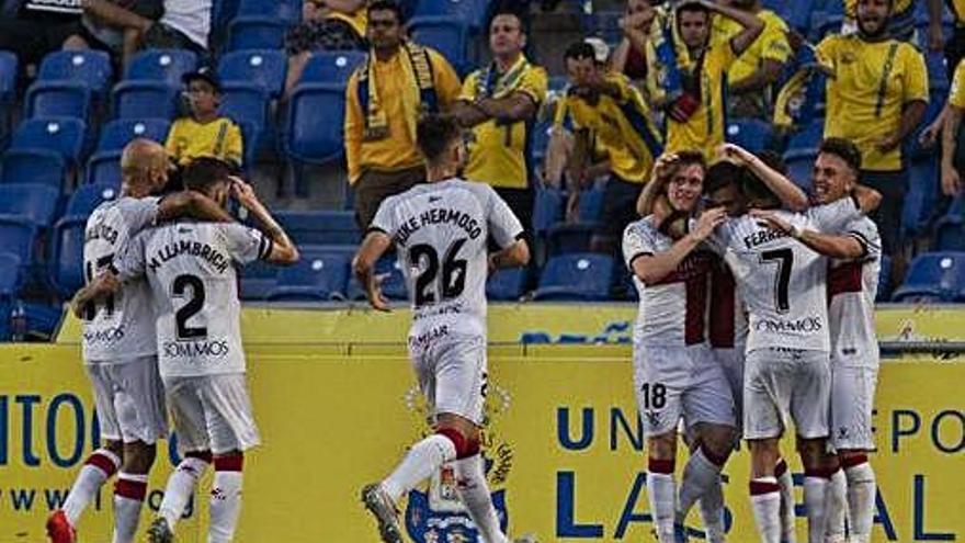 Los futbolistas del Huesca celebran el gol ante Las Palmas en la primera jornada.