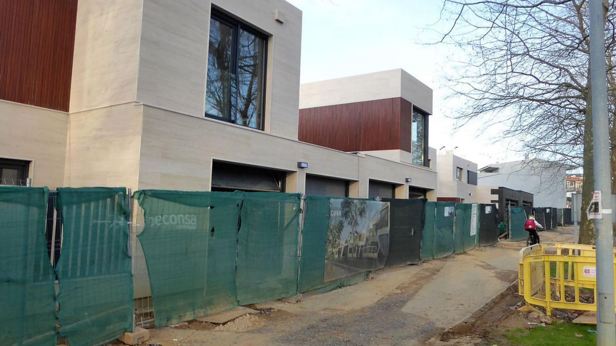 Complejo de chalés en construcción frente al instituto María Casares. |   // L.O.