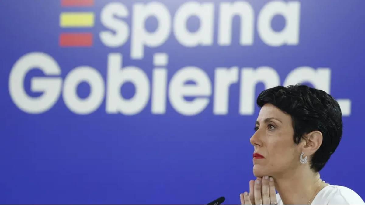 Elma Saíz, ministra de Inclusión, Seguridad Social y Migraciones, clama durante la rueda de prensa posterior al Consejo de Ministros contra los delitos de odio dirigidos a menores migrantes no acompañados.