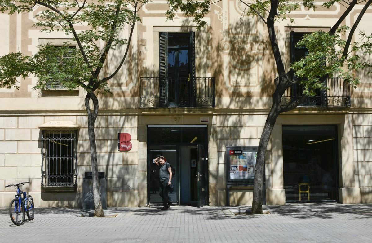 Exterior de la biblioteca Can Rosés, con vistas de la fachada de la masía.