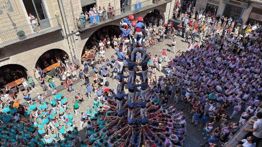 Castells de gamma extra i "molt d'orgull" a la plaça del Vi de Girona per celebrar els 30 anys dels Marrecs de Salt