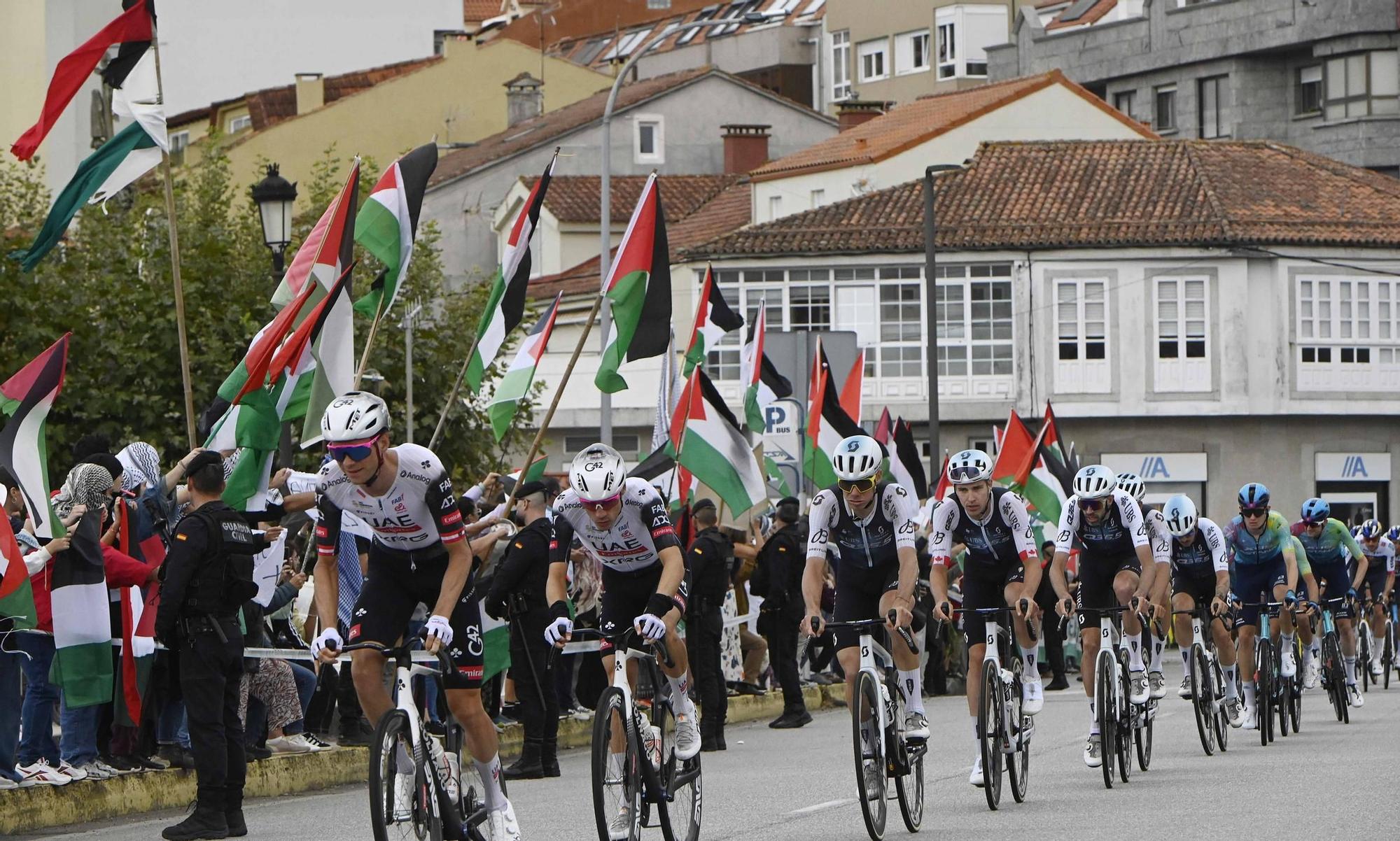 Concentraciones contra el equipo de Israel por el genocidio en Gaza durante el paso de La Vuelta por Pontevedra