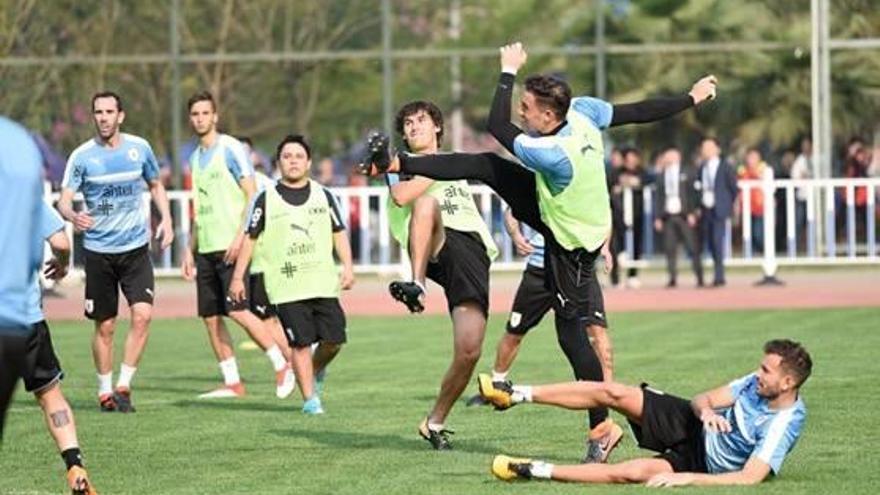 Stuani es llança a terra per intentar tallar una pilota durant l&#039;entrenament d&#039;ahir amb l&#039;Uruguai.