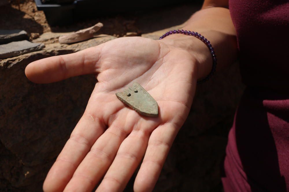 Una peça de metall d'un cinturó que ha aparegut al jaciment medieval de la Torre de Campelles