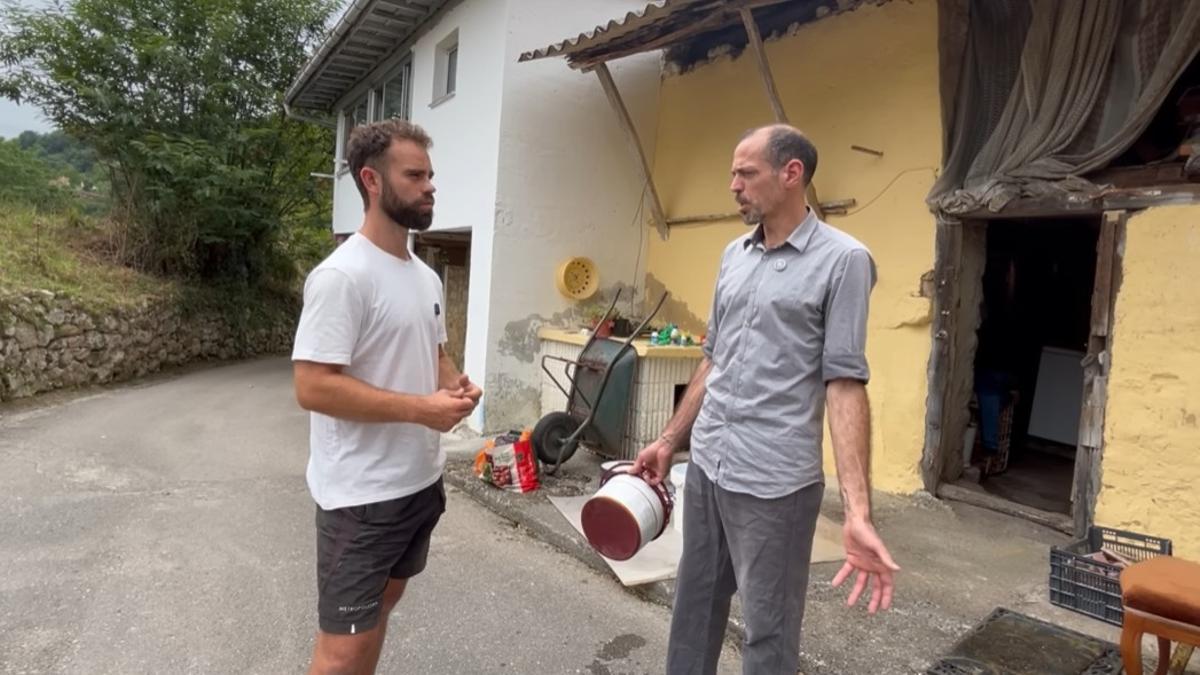Ibon Berasategui junto a Axel, hablando de los gastos de luz y gas en una aldea.