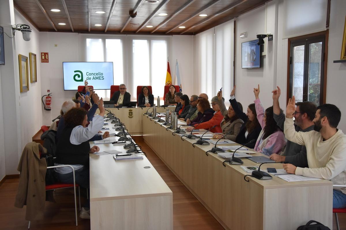 La oposición votando en contra del Presupuesto 2026 en el pleno extraordinario de Ames