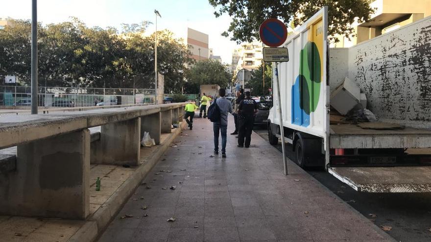 Emaya retira los enseres de las personas &#039;sin techo&#039; de la plaza de los Patines