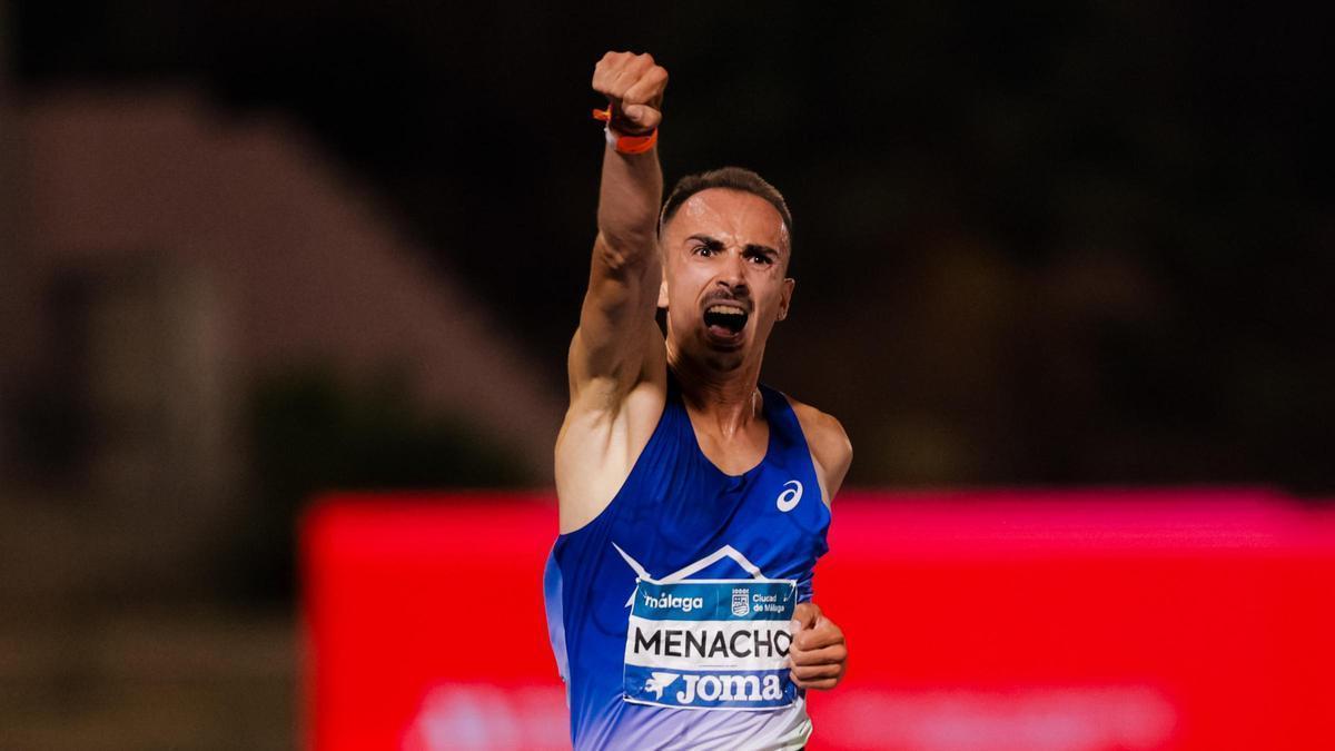 Eduardo Menacho saca el puño, su característica celebración, al cruzar la meta de los 5000 en el Campeonato de España de Atletismo, celebrado en Málaga.