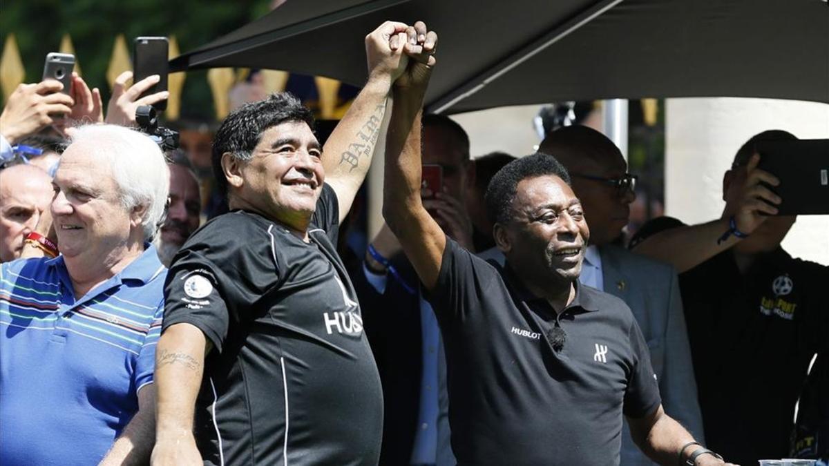 Maradona y Pelé juntos durante un evento