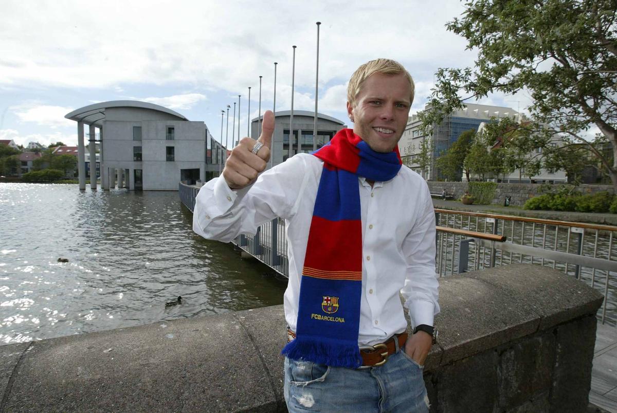 Gudjhonsen en Islandia con la bufanda del Barça