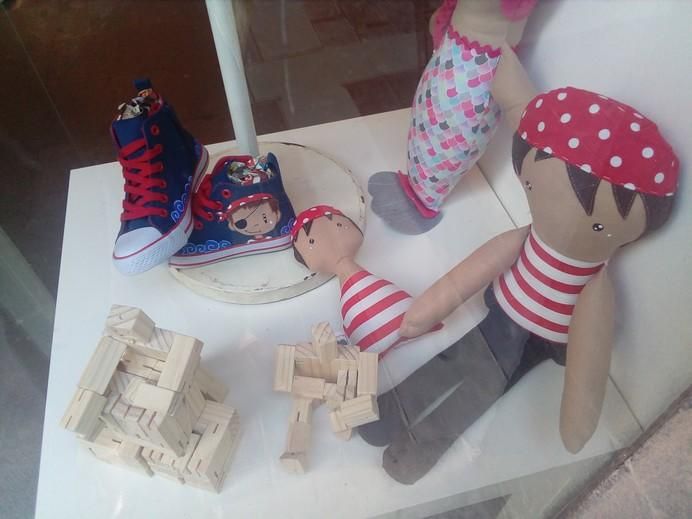 Muñecas de trapo, camisetas, mochilas y juguetes de madera en la Fedac