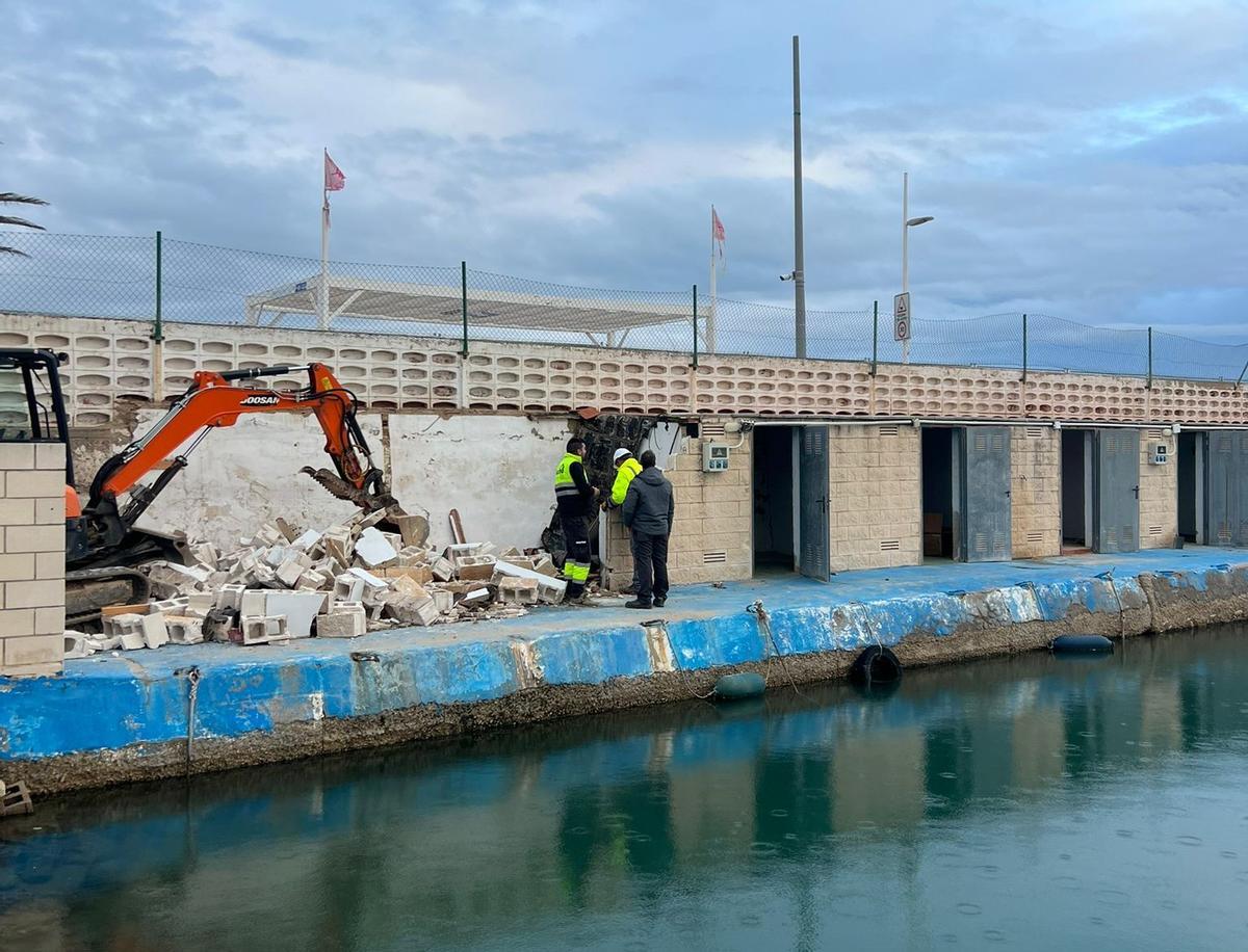 Operarios comienzan el derribo de los pañoles para proceder a construir las nuevas instalaciones.