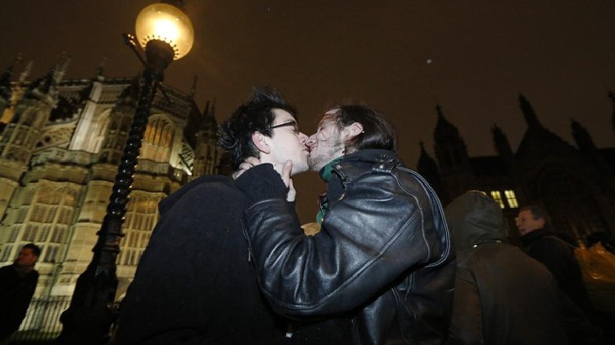 Una pareja se besa ante la sede del Parlamento británico, el martes en Londres.