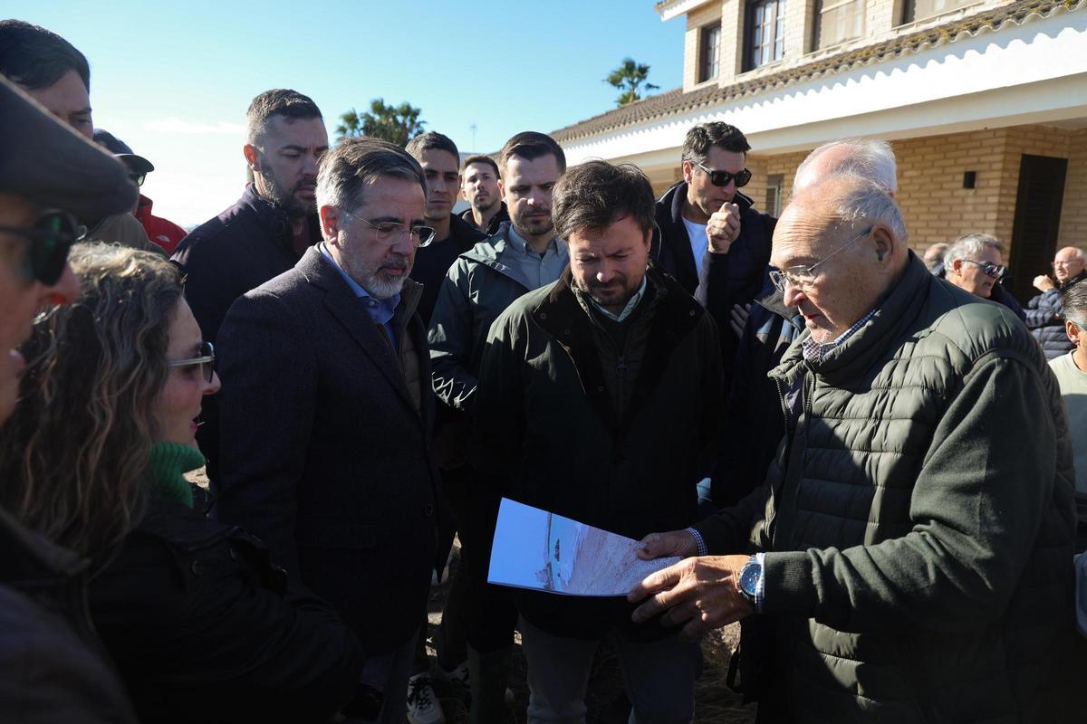 El dueño del chalé con la valla derribada, hablando con el director general.