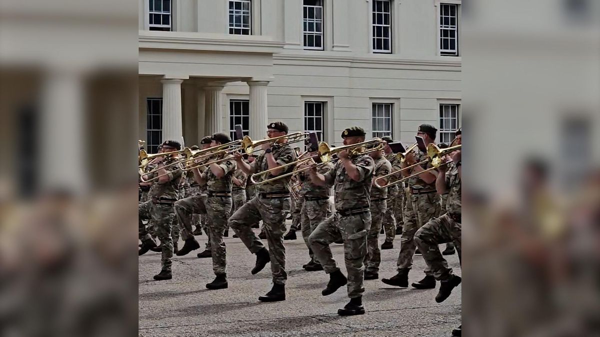 Una banda militar ensaya en Londres el icónico tema de James Bond