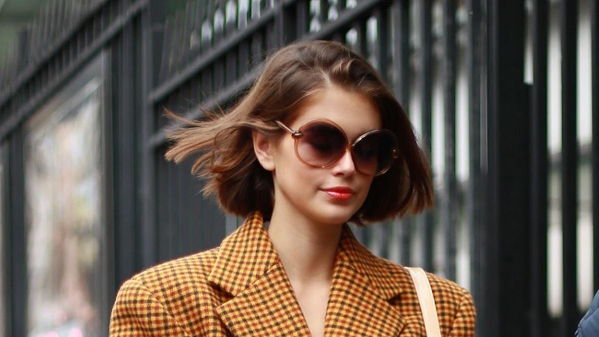 Kaia Gerber con blazer de cuadros